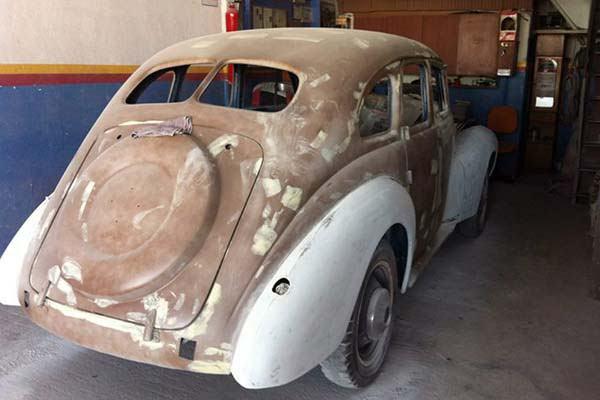 Bolu’da otomobil kiralama ve satışı yapan Sinan Güler, yıllardır imrenerek baktığı klasik otomobili komşusunun satmak istediğini öğrendi.
