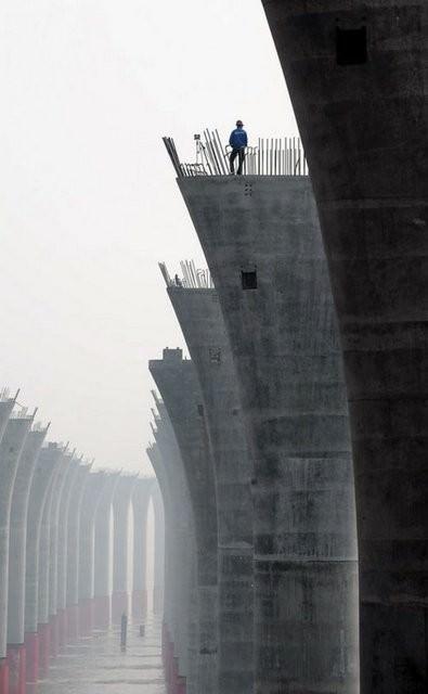 Dünyanın en uzun ve geniş asma köprüsünün inşaatı Çin’in Shaoxing kentinde tamamlandı.