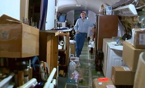  U&ccedil;aktaki koltukları &ccedil;ıkaran ve eşyaları oraya toplayan Campbell'in favori odası ise kokpit.