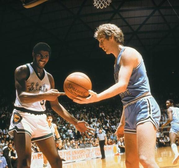    EARVIN 'MAGIC' JOHNSON VE LARRY BIRD   26 Mart 1979   NBA'in Hall Of Fame sınıfına giren Magic Johnson ve Larry Bird, Michigan State ve Indiana State kolej takımları arasında oynanan 1979 Şampiyonluk maçında bir pozisyonda böyle tartışmışlardı.