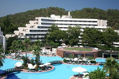  Turistler arasında ucuz hava yolu ile yolculuk edip, 5 yıldızlı otelde kalma istekleri yaygınlık kazanacak. Özellikle her şeyi bir anda talep eden ve “yeni turist tipi” diye tanımlanan kesim, ürün ve hizmeti “karıştır-eşleştir” yöntemiyle birleştirip satın alacak. 