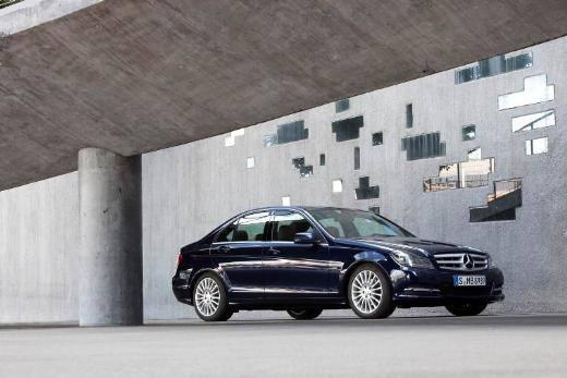 <p>MERCEDES<br /><span style="color: #ff0000;">Yıldızı kasko</span><br />MERCEDES, binek modellerine özel olarak hazırladığı Ekim ayı kampanyasında “Yıldızım Kasko” tercih edilmesi durumunda 60 bin TL tutarında kredi oranı için A Serisi’nde yüzde 0,77, B Serisi’nde yüzde 0.50 faiz oranı ve 36 aya varan vade seçenekleri sunuyor. Bu fırsatlarla kurumsal müşteriler A Serisi’ne 1.928 TL’den B Serisi’ne 1.833 TL’den, bireysel müşteriler ise A Serisi’ne 1.967 TL’den B Serisi’ne ise 1.858 TL’den başlayan aylık ödemelerle sahip olabiliyor. Aynı kampanya dahilinde Ekim ayında C 180 Sedan, Coupe ve Estate araçlarda “Yıldızım Kasko” kullanımı halinde 80 bin TL kredi için yüzde 0.50 faiz oranı ve 36 aya varan vade seçenekleriyle kurumsal müşterilere 2.445 TL’den, bireysel müşterilere ise 2.477 TL’den başlayan aylık ödeme olanakları ile sunuluyor. Yeni E Serisi’nde ise 150 bin TL için yüzde 0.77 faiz oranı sunuluyor ve ayda 4 bin 819 TL’den başlayan taksitler sunuluyor. CLA modelinde ise 70 bin TL için yüzde 0.77 faiz oranı ve 2.249 TL’den başlayan taksit imkanı yer alıyor. Mercedes’in en üst modellerinde de benzer fırsatlar yer alıyor.</p>