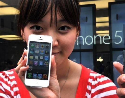 Hong Kong  iPhone 5 için ilk kuyruklar Avustralya ve Japonya'da oluştu. Hong Kong ve Singapur'da ise iPhone'a herkesten önce sahip olmak için tüketicilerin internet üzerinden kayıt yaptırmaları gerekti.