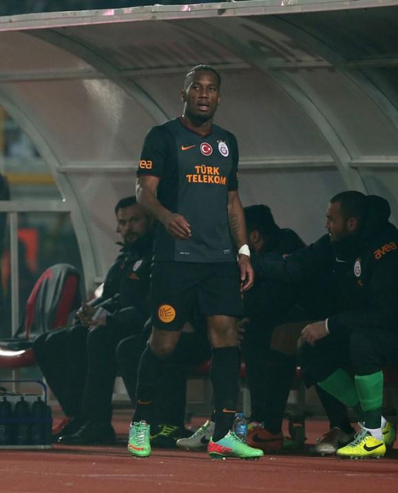 <p>Galatasaray'ın Antalyaspor ile oynadığı Spor Toto S&uuml;perLig'in 21. hafta m&uuml;cadelesinde Didier Drogba Mancinive Tugay Kerimoğlu'na s&uuml;rpriz bir tepki g&ouml;sterdi.</p>