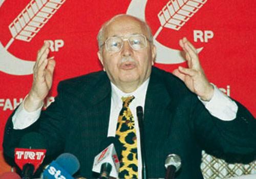 24 Aralık 1995 se&ccedil;imleri &ccedil;ok par&ccedil;alı bir siyasi yapı ortaya koymuş, ancak Refah Partisi y&uuml;zde 21 k&uuml;sur oyuyla birinci parti olmuştu. 550 milletvekilliğinden 158'ini kazanan RP, 1994'teki yerel se&ccedil;im başarısının ardından ( İstanbul ve Ankara B&uuml;y&uuml;kşehir Belediyeleri'ni Sosyal Demokrat Halk&ccedil;ı Parti'nin elinden almıştı) ulaştığı noktayı g&ouml;zler &ouml;n&uuml;ne serdi.