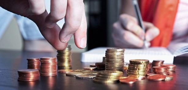 27 Nisan: S&P İspanya'nın notunu 2 kademe düşürdü. İspanyol bankaların ek sermayeye gereksinimi olduğu yolunda çıkan haberler, ülkenin borçlanma maliyetlerinin yükselmesine neden oldu. S&P İspanya'nın uzun vadeli kredi notunu iki kademe birden indirerek ''A''dan ''BBB ''ya çekti.