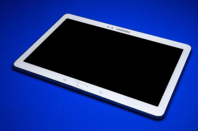 <p>Samsung, 2014'e damgasını vurmasını planladığı yeni nesil tabletini yeni yıldan kısa bir süre önce sundu. Galaxy Note 10.1'in 2014 modeli, adından da anlaşılacağı gibi yeni yıla girmeden bile fazlasıyla iddialıydı. Samsung'un birçok kriteri baştan aşağı gözden geçirerek ortaya koydukları belli olan yeni Note 10.1, işlem gücü ve görüntü kalitesiyle göz doldururken, özellikleriyle genel kullanıcı kitlesine hitap ediyor.</p>