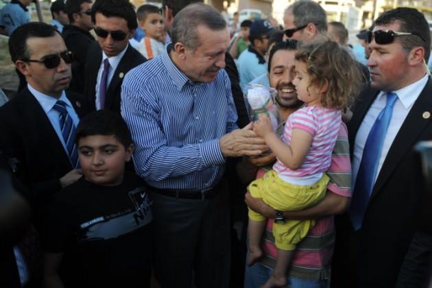 Başbakan Erdoğan, Şanlıurfa'da şehir turu yaparken vatandaşlarla sohbet etti. Başbakan Erdoğan karpuz satan esnaftan karpuz satın aldı.