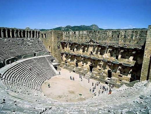 Antik güzel Aspendos: Aspendos, amfitiyatrosuyla meşhur bir antik kent. Antalya'nın 49 km. batısında yer alıyor. M.S. 2. yy'da Romalılar tarafından inşa edilen tiyatro 15 bin kişi kapasitesi ile en iyi korunmuş eski yapılardan. 
