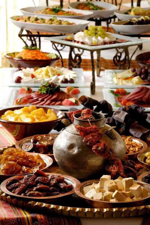 <p>Ayrıca kuru ve taze meyvelere, leblebiye de yer a&ccedil;ılmalı. Kalsiyum ve magnezyum i&ccedil;eriği y&ouml;n&uuml;nden zengin olan s&uuml;t, yoğurt, ayran, d&uuml;zenli olarak da peynir yenilmelidir.</p>
