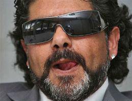 Almanya&rsquo;da 20 yıldan bu yana yaşayan Arjantinli &uuml;nl&uuml; futbol yıldızı Maradona&rsquo;ya b&uuml;y&uuml;k benzerliği ile dikkati &ccedil;eken &lsquo;Abi Atıcı&rsquo; olarak tanınan Abdulkadir Atıcı ile fotoğraf &ccedil;ektirip bunu sosyal medyada paylaşınca &lsquo;Ti&rsquo;ye alındı...