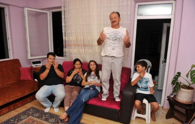 Tüm Türkiye'nin heyecanla izlediği yarışı Çakır ailesi de Antalya'daki evlerinde televizyondan izledi.