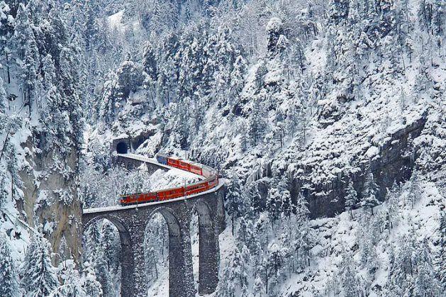 1904 yılında açılan Albula hattı 67 km uzunluğunda, 42 tünel ve 144 viyadükten oluşuyor.