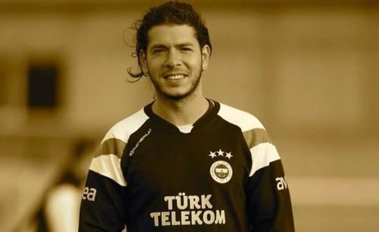 <p><strong>Samet Guzel</strong><br />Mekanin cennet olsun "Selcuk Yula". Turk Futbol camiamizin basi sagolsun :(</p>