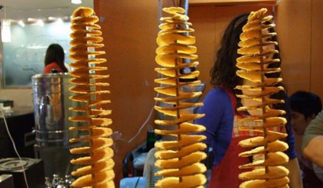 <p><strong>13. Çubukta patates konsepti</strong></p>
<p>Geçtiğimiz yılların düşük maliyetli yatırımlarından olan bardakta mısır şimdi tahtını çubukta patatese bırakmış durumda. Patateslerin özel bir çubukta ve özel baharatlarla tatlandırılarak sunulduğu bu konsept özellikle yaz aylarında Ege ve Akdeniz gibi sıcak bölgelerde ilgi görüyor.</p>
