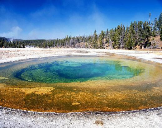 Güzellik Havuzu (Yellowstone Milli Parkı, ABD) Sıcak su kaynağında ışık saçan algler ve bakteriler hızla ürüyor ve çok renkli bir görüntü ortaya çıkıyor