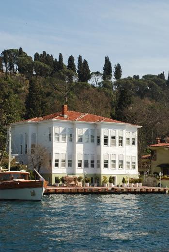 YAĞLIKÇI HACI RAŞİD BEY YALISI 1850’li yıllarda yaptırılan yalı, 1980’lerde Barlas Turan tarafından restore ettirildi. Eskiden mehtap alemlerinin mekanı olan Kanlıca Körfezi’nde yer alıyor. Yanındaki müştemilatı (Yukarıdaki fotoğrafta solda görülen) bugün ayrı bir yalı olarak kullanılıyor. Raşid Bey kadın giyimi üzerine çalıştığından lakabı “Yağlıkçı” imiş. Yağlık eskiden mendil için kullanılmış bir kelime. 