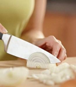 <p><strong>SOĞAN KOKUSU</strong><br />Pek &ccedil;ok kişi pişmekte olan soğanın kokusundan hayli rahatsız olur. Bunu &ouml;nlemenin &ccedil;ok kolay bir yolu var: i&ccedil;ine bir-iki karanfil atmak.</p>