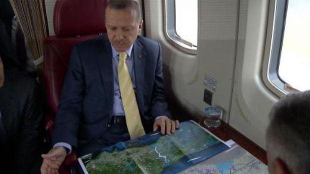 Başbakanlık Basın Merkezi, Erdoğan'ın incelemeleriyle ilgili helikopterden çekilen görüntüleri basınla paylaştı. Görüntülerde Erdoğan'ın önünde bir harita olduğu ve bu harita üzerinden bilgi aldığı görülüyor.