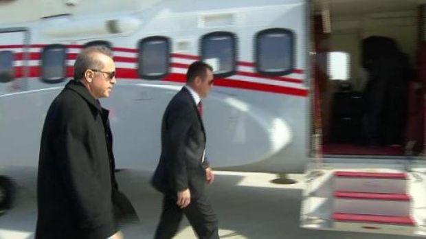 Başbakan Erdoğan, Ümraniye Belediyesi'nin yeni binasının açılışına bir saat geç gelmiş ve kendisini bekleyen vatandaşlardan helallik istemişti.