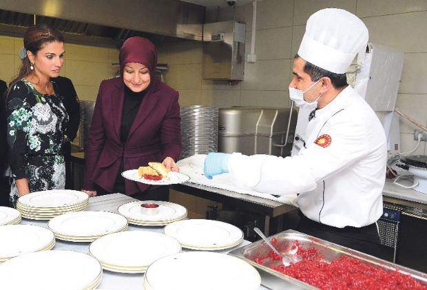 K&ouml;şk&rsquo;&uuml;n mutfağı en başta yenilenen mekanlar arasındaydı. Mutfak beş yıldızlı otellerde kullanılan teknolojiye g&ouml;re yeniden dizayn edildi. Yeni mutfak, resepsiyon ve resmi kabullerde 2 bin 500 kişi i&ccedil;in yemek pişirme kapasitesine sahip. Ayrıca Cumhurbaşkanı G&uuml;l ve K&ouml;şk personelinin de g&uuml;nl&uuml;k yemeklerinin &ccedil;ıktığı mutfakta Michelin yıldızlı restoranların mutfakları gibi her t&uuml;rl&uuml; detay d&uuml;ş&uuml;n&uuml;lm&uuml;ş. 23 yıldır K&ouml;şk&rsquo;e hizmet veren eski mutfağın artık kapasiteyi kaldırmaması Hayrunnisa G&uuml;l&rsquo;&uuml;n de dikkatini &ccedil;ekmiş ve mutfağın yenilenmesine &ouml;zel &ouml;nem vermiş.