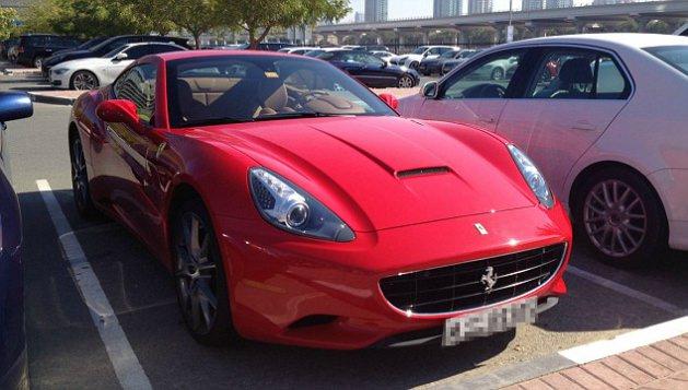 <p>Bentley, Ferrari ve Porsche gibi bir çok lüks arabanın bulunduğu bu yer bir üniversite kampüsüne ait</p>