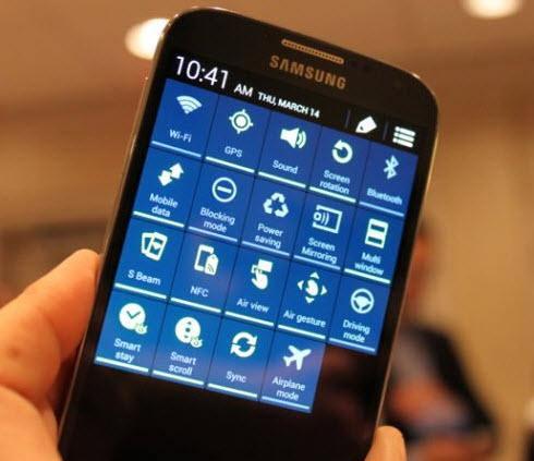  Galaxy S4 Nisan ayı sonunda 155 ülkede 327 mobil operatör kanalıyla satışa sunuluyor. Ancak Samsung, cihazın fiyatını şimdilik paylaşmamayı tercih etti. 