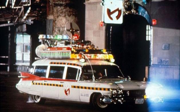 <p>2- Ecto-1. 1980'lerin unutulmaz dizisi Hayalet Avcıları'nda kullanılan bu arabayı hatırladınız mı? Bu ilginç araba 1959 model bir Cadillac ambulanstan uyarlanmıştı!</p>