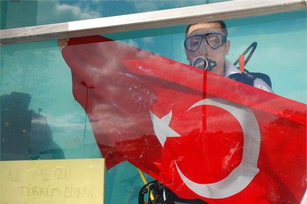 <p id="summary">Cem Karabay, tüplü dalış ekipmanlarıyla 135 saat 2 dakika 19 saniyelik sualtında kalma rekorunu kırarak Guinness Rekorlar Kitabı'na girdi.</p>