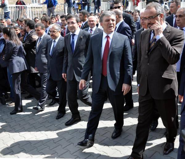 <p>BDP'li Muş Milletvekili Sırrı Sakık'ın şehir gezisi sırasında Cumhurbaşkanı Gül'ün hemen yanıbaşında bulunması ve zaman zaman Gül'e bilgiler aktarması da ojektiflere yansıdı.</p>