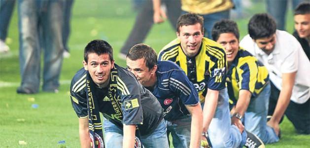 <p>- En çok lig ikincisi olan takım: Fenerbahçe (19)</p>