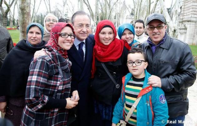 Perez burada Türkler ve yabancı turistlerle fotoğraf çektirdi..