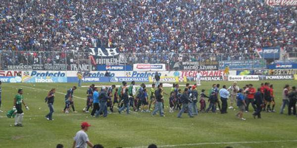 - Honduras'ta, birinci futbol ligi takımlarından Marathon ve Motagua arasındaki maçta taraftarlar arasında çıkan silahlı çatışmada, bir kişi öldü 5 kişi yaralandı.
