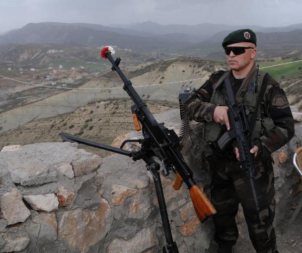 Tunceli'de, polis haftası etkinlikleri kapsamında kente gelen hafif müzik şarkıcısı Candan Erçetin, nöbet tutan özel harekat timlerinden birinin makinalı tüfeğinin namlusuna kırmızı ve beyaz karanfiller yerleştirdi.