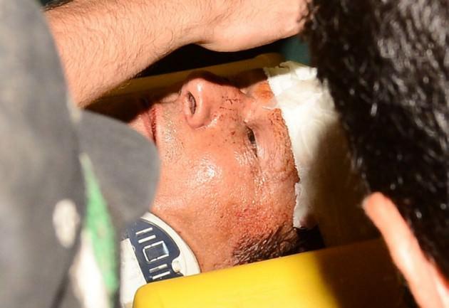<p>Pakistan'da önümüzdeki Cumartesi günü yapılacak genel seçimler öncesi, ülkenin önemli siyasetçilerinden İmran Han, Lahor kentindeki mitinginde büyük bir kaza atlattı.</p>