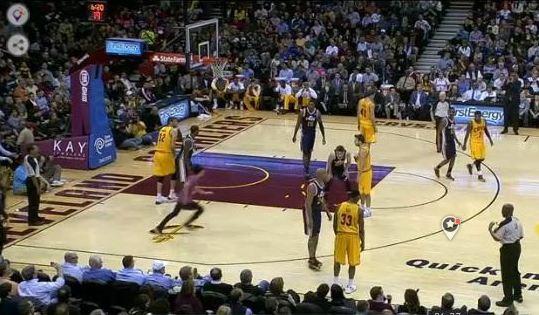 <p>All-Star MVP'si Kyrie Irving kariyerindeki en &ouml;nemli gecelerinden birini yaşarken ma&ccedil;ın son &ccedil;eyreğinin ortalarında sahaya giren seyirci g&uuml;venlik duvarını aşarak Irving'e sarıldı.</p>