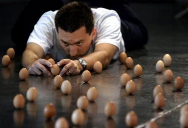<p>Brian Spotts tam 439 yumurtayı dengede tutuyor.</p>
