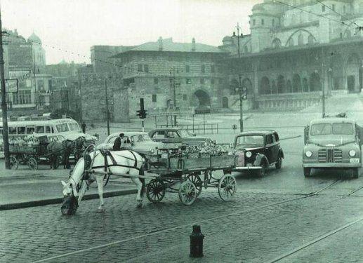 <p>Eminönü, köprü girişi... 1948</p>