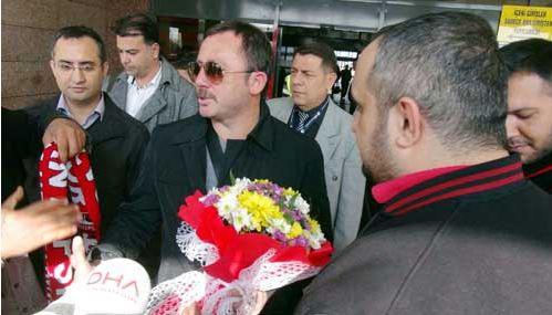 "Ben 11 yaşında başladım Beşiktaş'ta oynamaya. Oradan A takıma kadar y&uuml;kseldim. 16-17 yaşındayken beni profesyonel yapmayı unuttular."