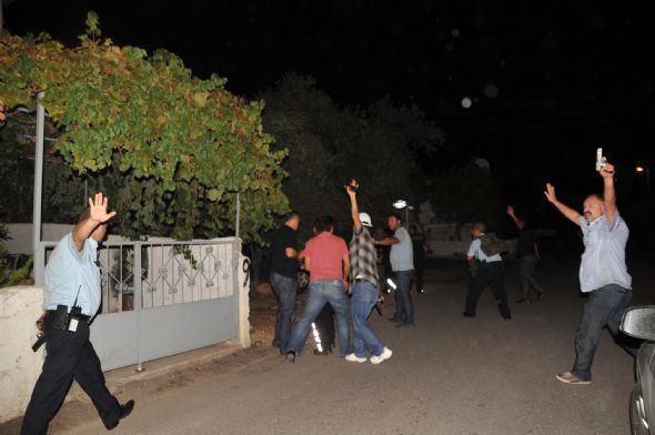 Vali Altıparmak, saldırganın pompalı tüfekle ilk polis memurunu şehit edip onun beylik tabancasını alarak diğer 2 polis memurunu şehit ettiği yönündeki soruya, "Bunları daha sonra detaylandıracağız, emniyet müdürümüz açıklar" karşılığını verdi.