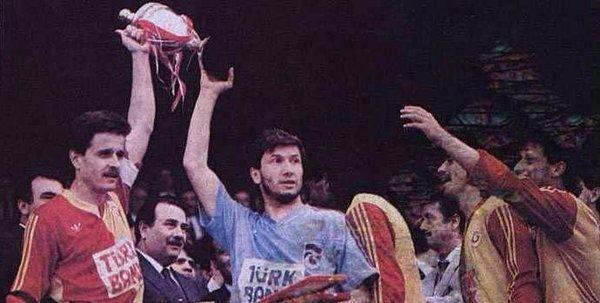 <p>Başbakanlık Kupasını Galatasaray'a getiren Tanju,Trabzonspor formasıyla kupayı kaldırıyor.(1990)</p>
