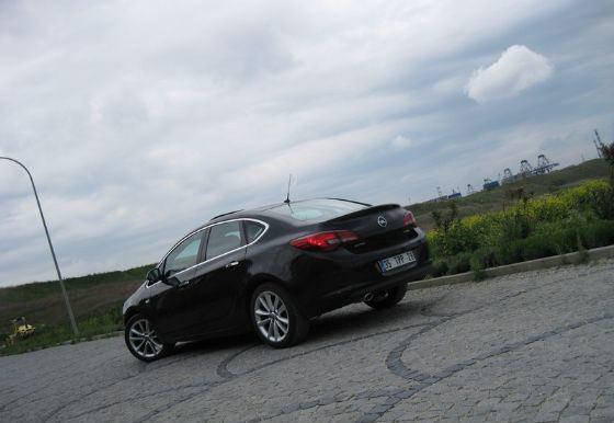 <p>Hatchback otomobilleri beğenen ancak sedandan vazgeçemeyenler için son zamanlarda gördüğümüz sportif sedan karoseri Astra sedanda da boy göstermiş. Sedan konforu sunan araç her bir köşesinde sportif ruhunu yansıtıyor.</p>