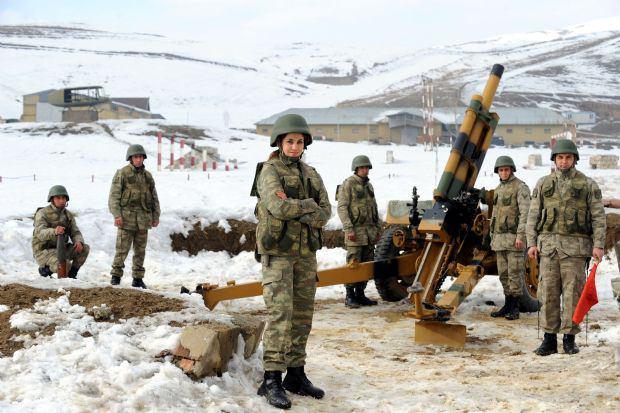 <p>T&uuml;rk Ordusu'nda bug&uuml;n artık en az erkek silah arkadaşları kadar başarılı bir &ccedil;ok kadın subay ve astsubay var. Kadın subaylar toplumun genel algısındaki geri hizmet tabir edilen masa başı g&ouml;revlerde değil aksine T&uuml;rkiye'nin en kritik b&ouml;lgelerinde bir &ccedil;ok operasyonel g&ouml;revde bulunuyor.</p>