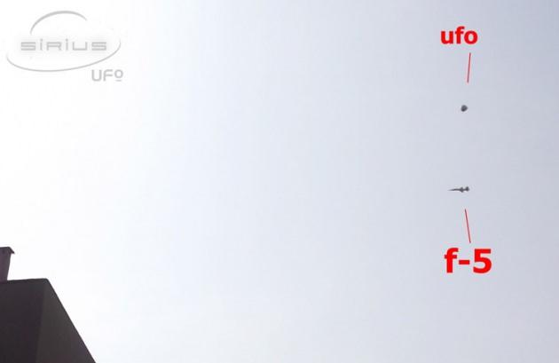 &Ouml;ğlen 13.30 sıralarında &ccedil;ekilen fotoğraflardaki bu anlar İzmir'in Seferihisar İl&ccedil;esi'ne bağlı Doğanbey B&ouml;lgesi'nde kaydedildi.