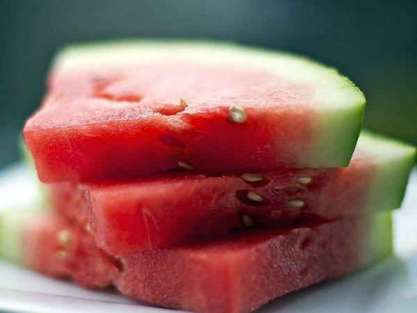 <p><strong>Karpuz</strong><br />Karpuz, içerdiği yüksek oranda su sebebiyle tokluk hissi verecek ve daha fazla yemenizi engelleyecektir.</p>