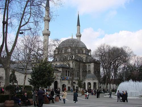 <p>İstanbul'un göz bebeği camilerinden olan Eyüp Sultan Camii, restore edilmeden önce görünüm olarak oldukça kötü durumdaydı. </p>