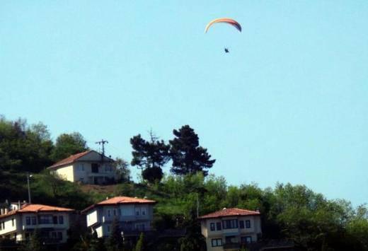 Ordu’da bugün bir araya gelen 5 yamaç paraşütçüsü, güneşli havada günün tadını çıkarmak için 500 metre yükseklikteki Boztepe’den atlayış yaptı.