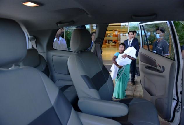 Yeni Delhi'deki hastanede yaklaşık d&ouml;rt ay s&uuml;ren tedaviler sonucu kafatasının &ccedil;apı 94 cm'den 58 cm'ye d&uuml;ş&uuml;r&uuml;len bir yaşındaki minik bebek, ailesiyle birlikte evlerinin bulunduğu k&ouml;ye d&ouml;nd&uuml;.