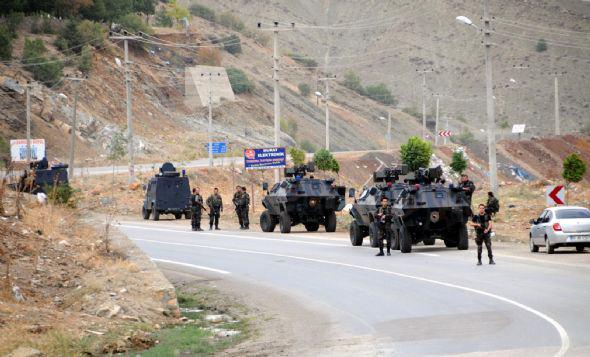 Tunceli merkeze doğru seyir halinde olan 23 LE ... plakalı otobüs ve içindeki yolcular ile birlikte Tunceli merkeze 25 kilometre uzaklıkta bulunan Rabat yakınlarına geldiğinde bir grup PKK'lı teröristin yolu kesmesi üzerine otobüste bulunan polis memuru araçtan kendini atarak teröristlere ateş etmişti.