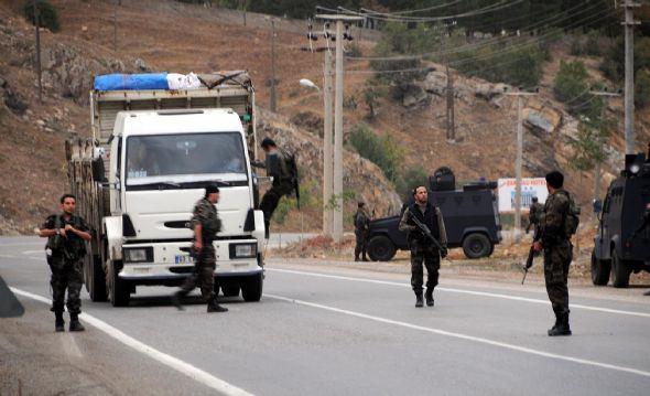 PKK'lılarla bir süre çatışan polis memuru, teröristlerden birini öldürdü, birini ise yaraladı.